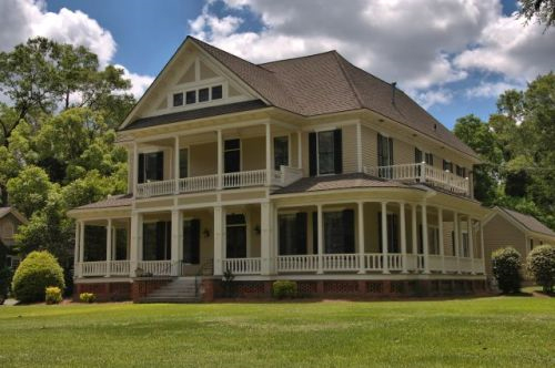 Originally a one-story home built by Simon and Maria Merritt, this was remodeled in 1895 by T. B. Ragan, who added the second floor and architectural details. It has recently been completely renovated and is one of the most imposing houses in Hawkinsville.
https://en.wikipedia.org/wiki/Merritt-Ragan_House